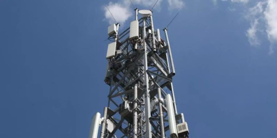 Ein Mobilfunkmast in Berlin. Für die grossen öffentlichen Netze haben Provider 6,6 Milliarden Euro in einer Auktion von 5G-Frequenzen ausgegeben. Foto: Christoph Dernbach/dpa