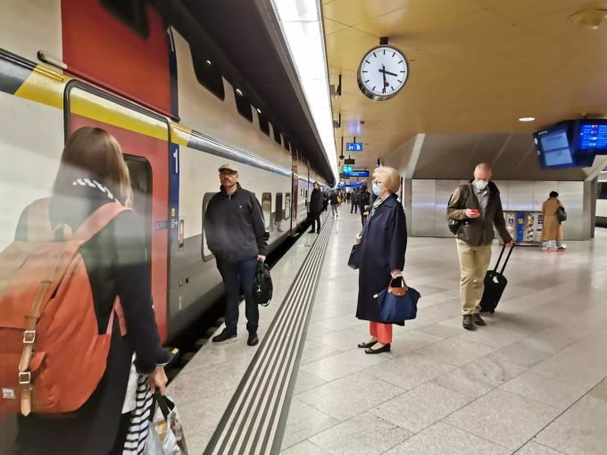 Vereinzelte Reisende am Zürcher HB tragen Schutzmasken gegen das Coronavirus. Coronavirus Schutzmaske SBB
