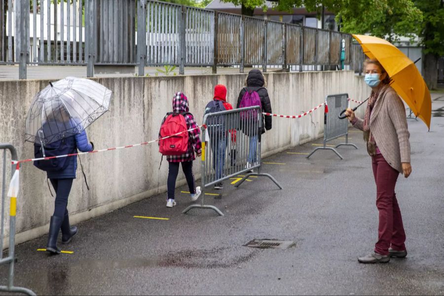 In der Primarschule Lully (GE) müssen Kinder auch beim Betreten des Gebäudes Abstand halten.