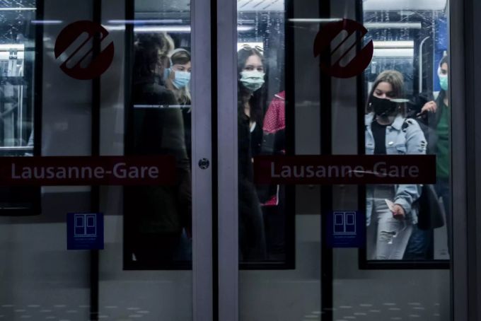 Abstand halten ist im öffentlichen Verkehr schwierig: Pendler in Lausanne nach der Lockerung des Lockdowns. Coronavirus Maskenpflicht