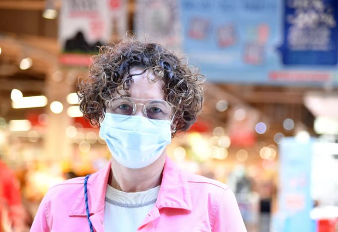 Mund und Nase muss bedeckt sein, Anfassen verboten und vor dem Anziehen und nach dem Ausziehen sollten die Hände gewaschen werden. Die Sprecherin von Spar Österreich, Nicole Berkman, zeigt die richtige Anwendung. Coronavirus Schutzmaske