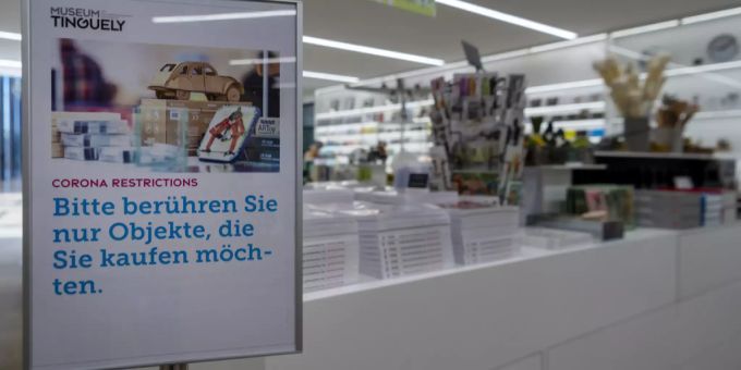 Ein Hinweisschild für Regeln zum Schutz gegen das Coronavirus steht im Shop des Museums Tinguely in Basel. basel