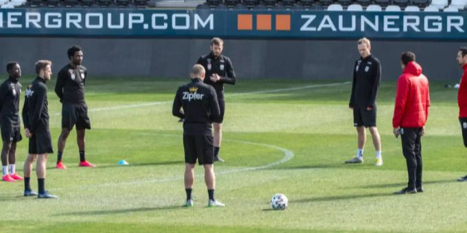 Beim Ösi-Leader - Polizei taucht plötzlich im Training von LASK auf