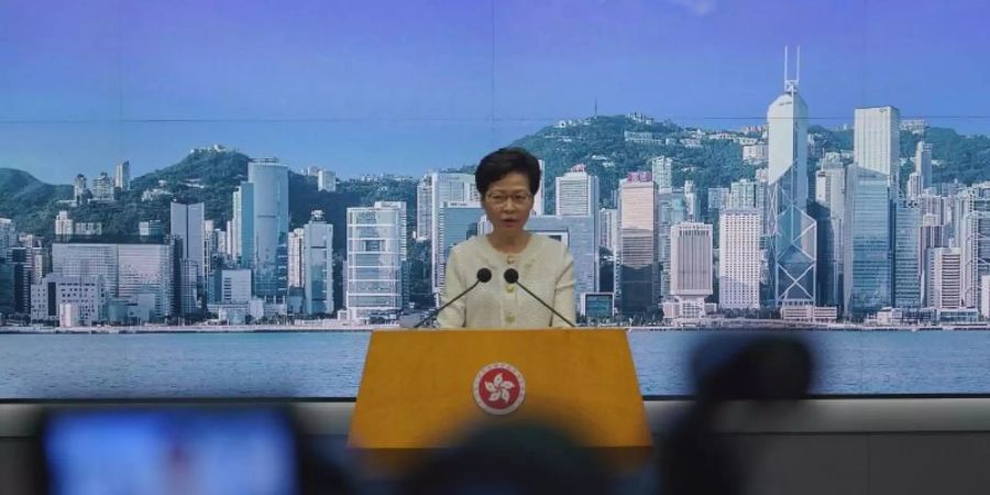 Hongkongs Regierungschefin Carrie Lam hat eine rigorose Umsetzung des umstrittenen Sicherheitsgesetzes angekündigt. Foto: Vincent Yu/AP/dpa