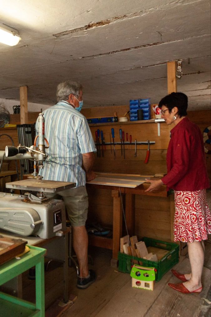 In der Werkstatt haben die freiwilligen Handwerker die nötigen Werkzeuge, um mit Holz zu arbeiten