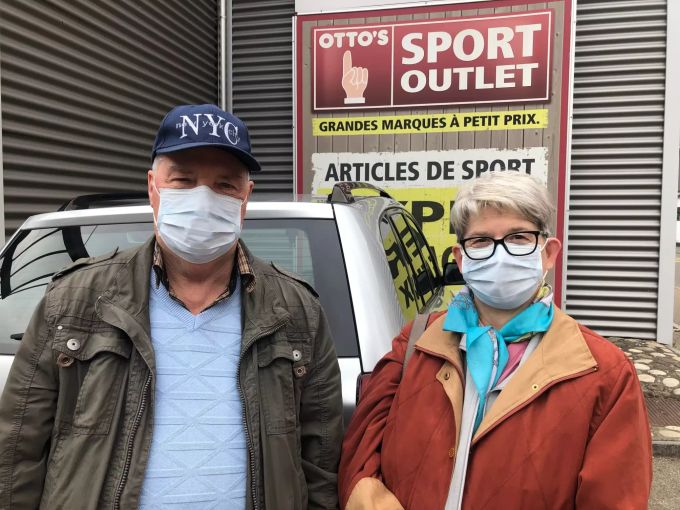 Das Ehepaar hat gerade im Otto's eingekauft. Es findet, man hätte die Maskenpflicht viel früher einführen sollen.
