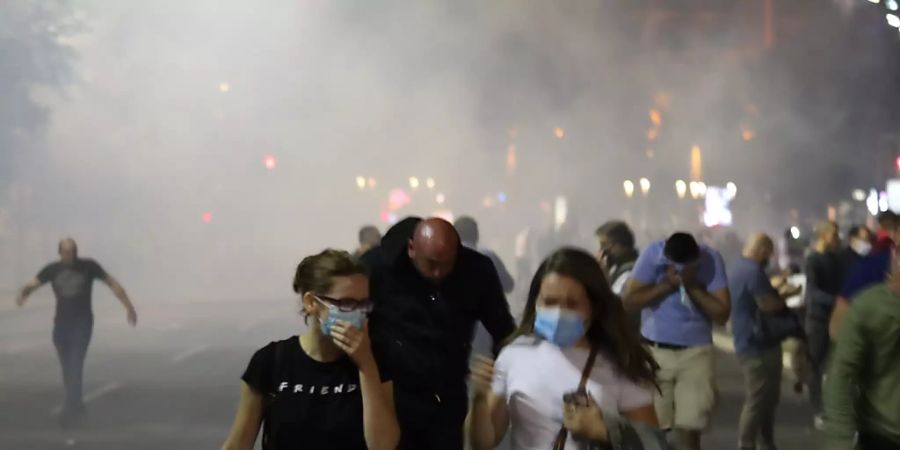 In Belgrad demonstrierten am Dienstagabend zahlreiche Jugendliche gegen die Massnahmen der Regierung zur Eindämmung des Coronavirus.