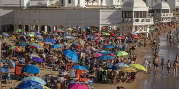 Trotz Corona geniessen Badegäste die Sonne an einem Strand am Mittelmeer in Südspanien. Foto: Emilio Morenatti/AP/dpa Coronavirus