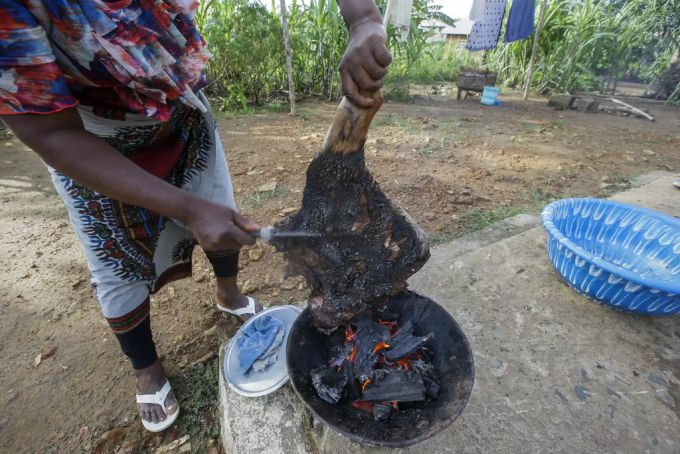 Eine Frau in Liberia kocht ein Wildtier. Der in Afrika und Asien weit verbreitete Wildtierhandel erhöht das Risiko einer Pandemie wie die des Coronavirus. wildtierhandel afrika