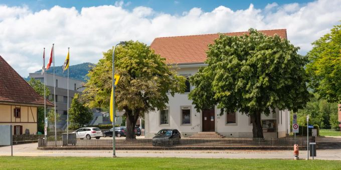 Gemeindeverwaltung Kappel. Die Dorfstrasse war bis in die 1980-er Jahre die Haupt- und Verbindungsstrasse Richtung Hägendorf und weiter nach Olten. Deshalb steht auch das heutige Gemeindehaus an der Dorf- und nicht an der Mittelgäustrasse. Hier findet man die alteingesessen Gewerbebetriebe und Bauernhöfe. In den 1990-er Jahren wurde diese Lage dann als Wohnzone entdeckt. - Kappel Gemeindeverwaltung Kappel. Die Dorfstrasse war bis in die 1980-er Jahre die Haupt- und Verbindungsstrasse Richtung Hägendorf und weiter nach Olten. Deshalb steht auch das heutige Gemeindehaus an der Dorf- und nicht an der Mittelgäustrasse. Hier findet man die alteingesessen Gewerbebetriebe und Bauernhöfe. In den 1990-er Jahren wurde diese Lage dann als Wohnzone entdeckt. - Kappel