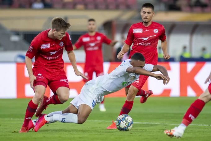 Ndoye übt sich im Fallenlassen. Lausanne-Sport
