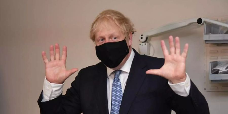 Der britische Premierminister Boris Johnson bei einem Besuch in einem Krankenhause im Osten Londons. Foto: Evening Standard/Jeremy Selwyn/PA Wire/dpa