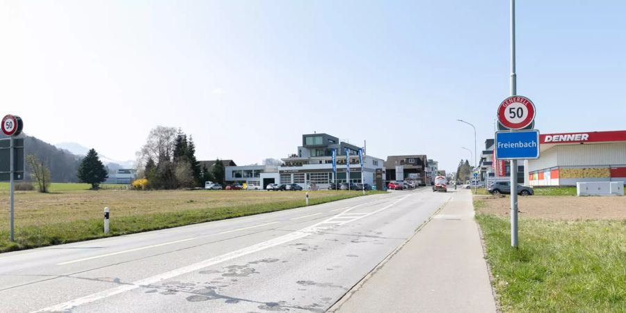 Die Ortseinfahrtsstrasse der Gemeinde Freienbach.