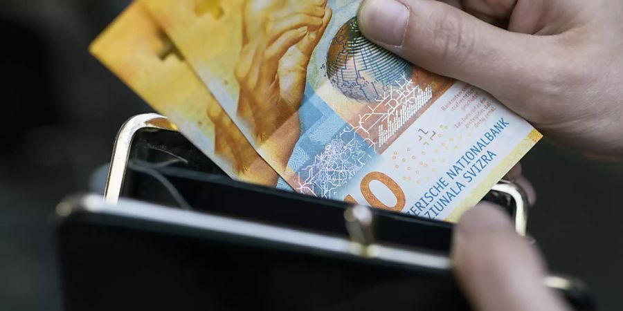 Die Arbeitnehmenden in der Schweiz haben im vergangenen Jahr unter Berücksichtung der Teuerung erstmals seit langem wieder mehr Geld im Portemonnaie gehabt. Die Reallöhne sind um 0,5 Prozent angestiegen.(Symbolbild)