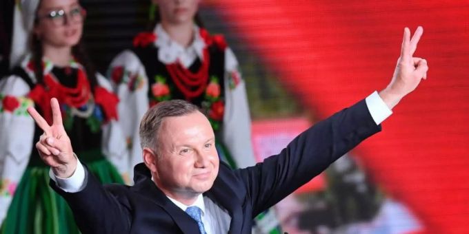 Andrzej Duda feiert sich trotz der anstehenden Stichwahl auf einer Wahlparty. Andrzej Duda