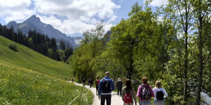 Wanderer am Schwarzsee FR am Sonntag, 17. Mai. Auch am Pfingstwochenende bietet das Wetter beste Wanderbedingungen. Wetter
