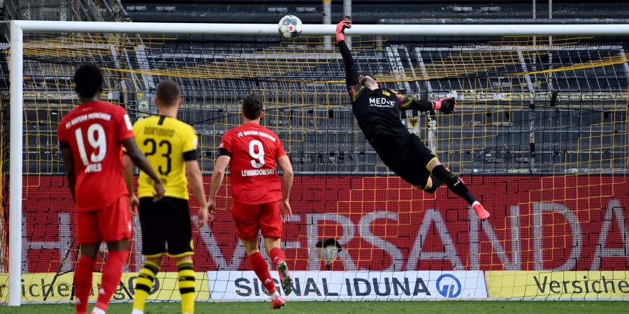 Der BVB-Goalie sieht beim entscheidenden Gegentreffer gegen Bayern München unglücklich aus.