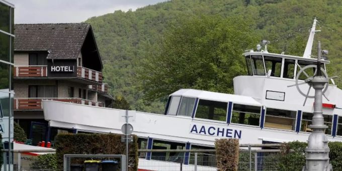 Das Fahrgastschiff "Aachen" liegt am Ufer des Rursees vor einem Hotel auf dem Trockenen. Foto: Oliver Berg/dpa Das Fahrgastschiff "Aachen" liegt am Ufer des Rursees vor einem Hotel auf dem Trockenen. Foto: Oliver Berg/dpa