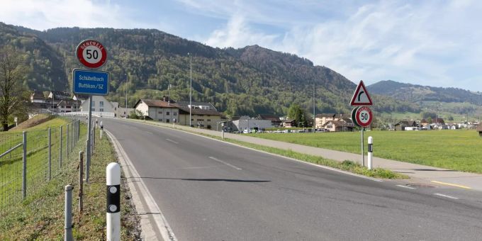 Schübelbach Einfahrt vom Tuggen - Schübelbach Schübelbach Einfahrt vom Tuggen - Schübelbach
