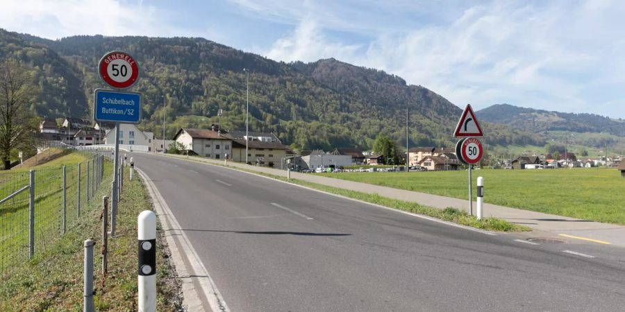 Die Einfahrtsstrasse von Tuggen Richtung Schübelbach.