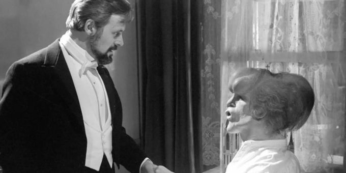 John Merrick (John Hurt) findet in dem Arzt Frederick Treves (Anthony Hopkins) einen Vertrauten. Foto: -/StudioCanal/dpa John Merrick (John Hurt) findet in dem Arzt Frederick Treves (Anthony Hopkins) einen Vertrauten. Foto: -/StudioCanal/dpa