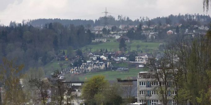 Im Hintergrund das Dorf Fällanden.