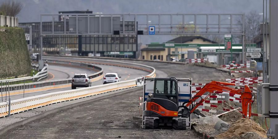 In den letzten zwei März-Wochen ist die in der Schweiz geleistete Arbeitszeit um knapp 5 Prozent geschrumpft. Im Bild eine geschlossene Tessiner Baustelle Ende März. (Archiv)