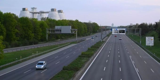 Nahezu leere Autobahn bei München Nahezu leere Autobahn bei München