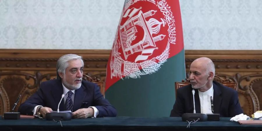 Aschraf Ghani (r) und Abdullah Abdullah (l) im Präsidentenpalast in Kabul. Foto: Office of the President of Afghanistan/AP/dpa