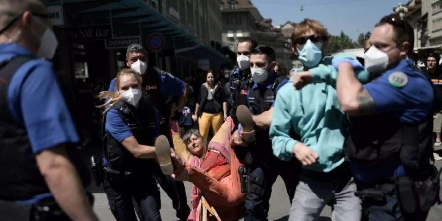 Polizei führt Demonstranten in Bern ab