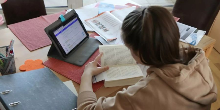 Jugendliche bei Schulaufgaben