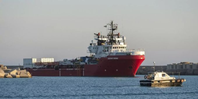 Die «Ocean Viking» im Hafen von Porto Empedocle. Ocean Viking