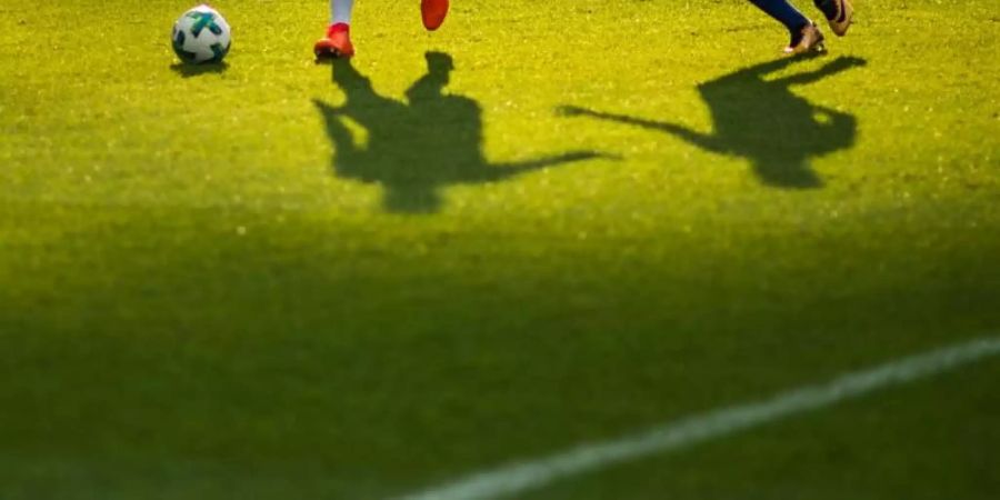 Wohl erst am Mittwoch wird es Neuigkeiten geben, ob und wann die Fussball-Bundesliga ihre Saison fortsetzen kann. Foto: picture alliance / Sophia Kembowski/dpa