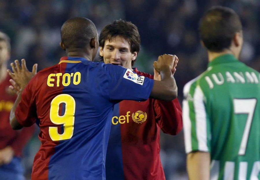 Samuel Eto'o (l.) und Lionel Messi feiern nach einem Tor für den FC Barcelona.