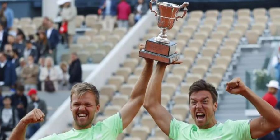 Kevin Krawietz (l) und Andreas Mies gewannen 2019 den Doppel-Titel bei den French Open. Foto: Pavel Golovkin/AP/dpa
