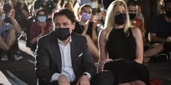 Im Open-Air-Kino - Italiens Premier Conte sitzt auch mal auf dem Boden
