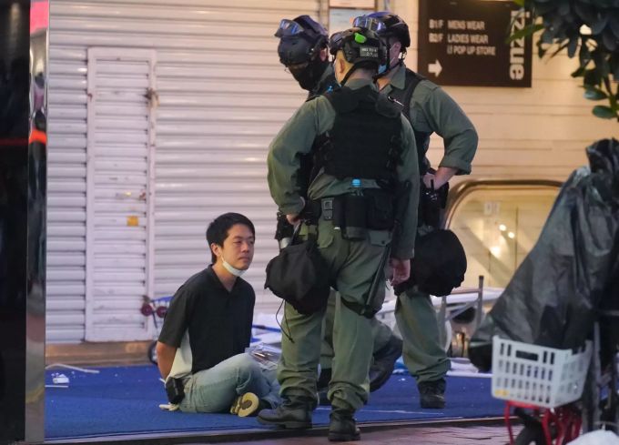 Hui Chi-fung (l), Parlamentarier der Demokratischen Partei, wird von der Bereitschaftspolizei während einer Demonstration im Einkaufsviertel Causeway Bay festgenommen. Ein Jahr nach Beginn der Demonstrationen in Hongkong hat die Protestbewegung zum weiteren Widerstand gegen die Regierung und den Einfluss der kommunistischen Pekinger Führung aufgerufen. Protestbewegung in Hongkong