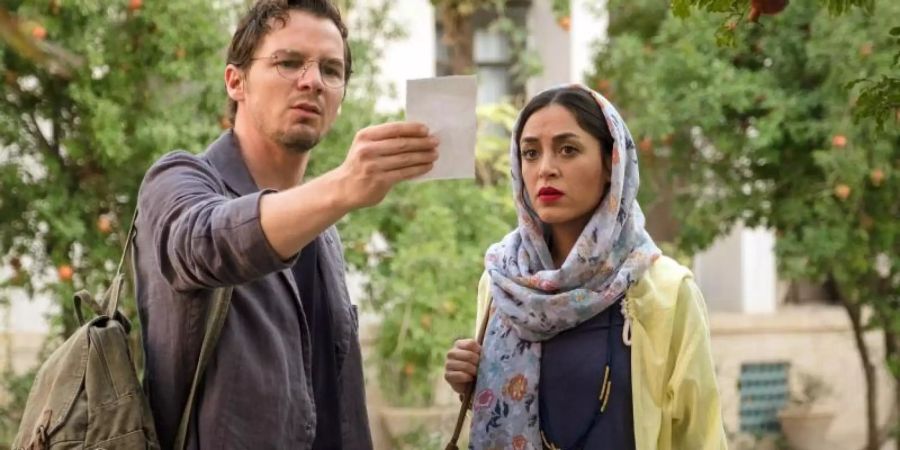 Robert (Felix Klare) begibt sich mit Shirin (Mona Pirzad) auf die Suche nach seinem Vater. Foto: Olaf Raymond Benold/ARD Degeto/dpa