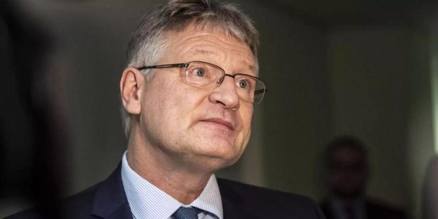 Der AfD-Vorsitzende Jörg Meuthen spricht mit Journalisten. Foto: Paul Zinken/dpa