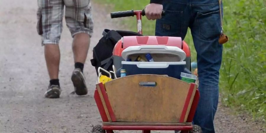 Das Wandern im Grünen ist in der Regel kein Problem - auch nicht mit Bollerwagen. Allerdings müssen sich Ausflügler überall an die Kontaktbeschränkungen halten. Foto: picture alliance / dpa