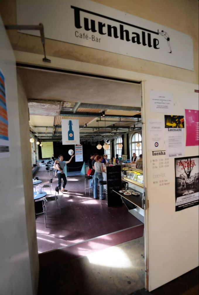 Ein Bild der Café-Bar Turnhalle aus dem Jahr 2009. Turnhalle bern cafe bar