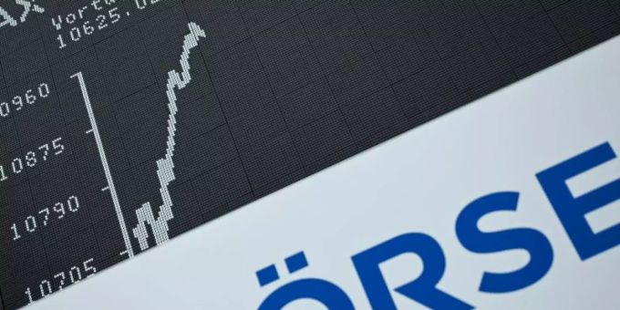 Die Dax-Kurve zeigt im Handelssaal der Frankfurter Wertpapierbörse über dem Wort «Börse» einen Anstieg. Foto: Arne Dedert/dpa Die Dax-Kurve zeigt im Handelssaal der Frankfurter Wertpapierbörse über dem Wort «Börse» einen Anstieg. Foto: Arne Dedert/dpa