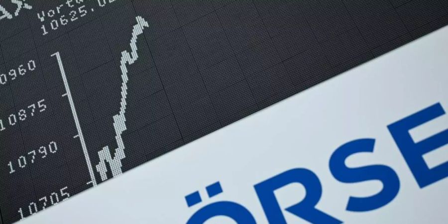 Die Dax-Kurve zeigt im Handelssaal der Frankfurter Wertpapierbörse über dem Wort «Börse» einen Anstieg. Foto: Arne Dedert/dpa