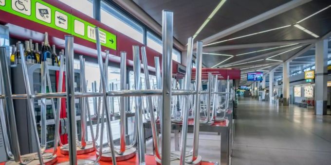Geschlossene Geschäfte, kaum Passagiere: Weil der Luftverkehr wegen der Corona-Krise weitgehend lahmgelegt ist, darf der Flughafen Tegel ab Mitte Juni für zwei Monate schliessen. Foto: Michael Kappeler/dpa Geschlossene Geschäfte, kaum Passagiere: Weil der Luftverkehr wegen der Corona-Krise weitgehend lahmgelegt ist, darf der Flughafen Tegel ab Mitte Juni für zwei Monate schliessen. Foto: Michael Kappeler/dpa