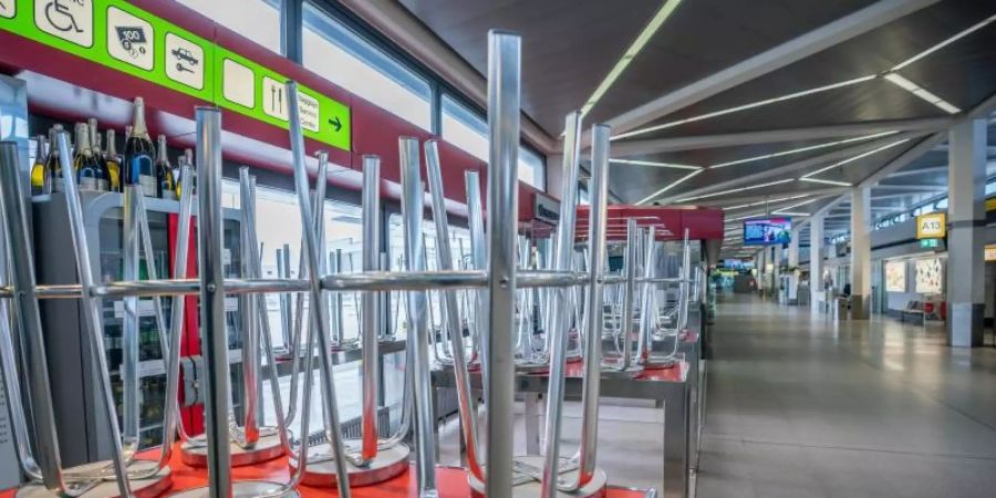 Geschlossene Geschäfte, kaum Passagiere: Weil der Luftverkehr wegen der Corona-Krise weitgehend lahmgelegt ist, darf der Flughafen Tegel ab Mitte Juni für zwei Monate schliessen. Foto: Michael Kappeler/dpa