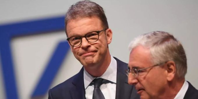 Christian Sewing (l), Vorstandsvorsitzender der Deutschen Bank, und Paul Achleitner, Aufsichtsratsvorsitzender, bei der Hauptversammlung. Foto: Arne Dedert/dpa Christian Sewing (l), Vorstandsvorsitzender der Deutschen Bank, und Paul Achleitner, Aufsichtsratsvorsitzender, bei der Hauptversammlung. Foto: Arne Dedert/dpa