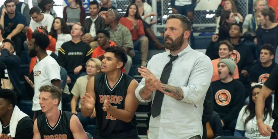 Ben Affleck spielt einen Basketball-Trainer, der sich selbst im Weg steht. Foto: Richard Foreman/Warner Bros./dpa