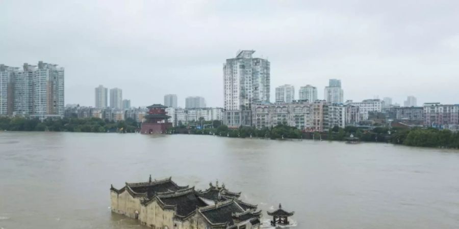 Von Wasser umgebener Guanyinge-Tempel im Jangtse