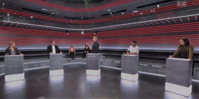 Im Schweizer Radio und Fernsehen: Unter den weissen Teilnehmern befanden sich SVP-Nationalrätin Sandra Geissbühler und Trump-Wähler James Foley, der den Schweizer Übersee-Flügel der Republikaner vertrat. Dritte Meinungsvertreterin war SP-Nationalrätin Samira Marti, als einziger Schwarzer war der Comedian Kiko von Beginn an am Rednerpult. Schweizer Radio und Fernsehen