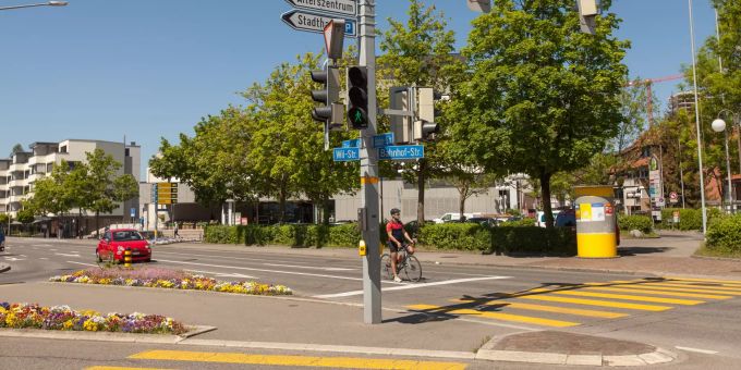 Kreuzung im Dorfkern Dübendorf. Dübendorf